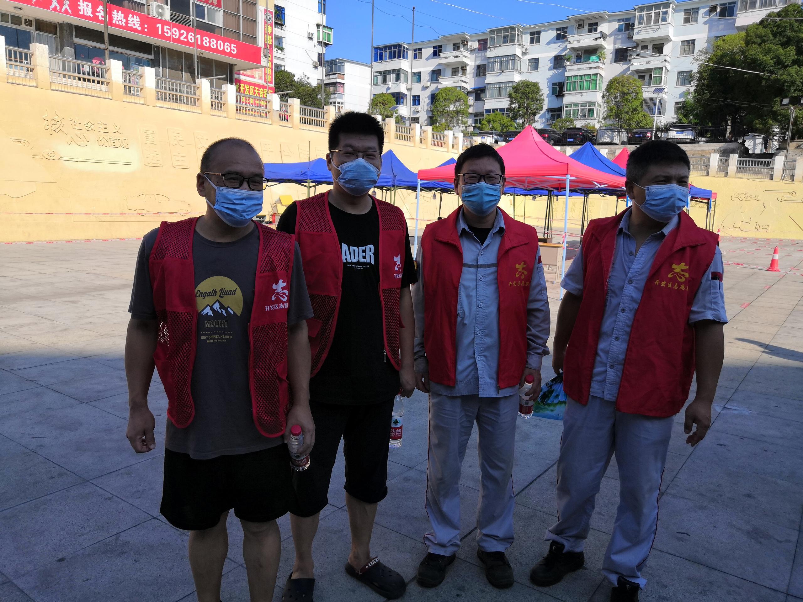 黨員左起:劉軍、馮志剛、黎偉峰、陳振文.jpg 黨員左起:劉軍、馮志剛、黎偉峰、陳振文.jpg