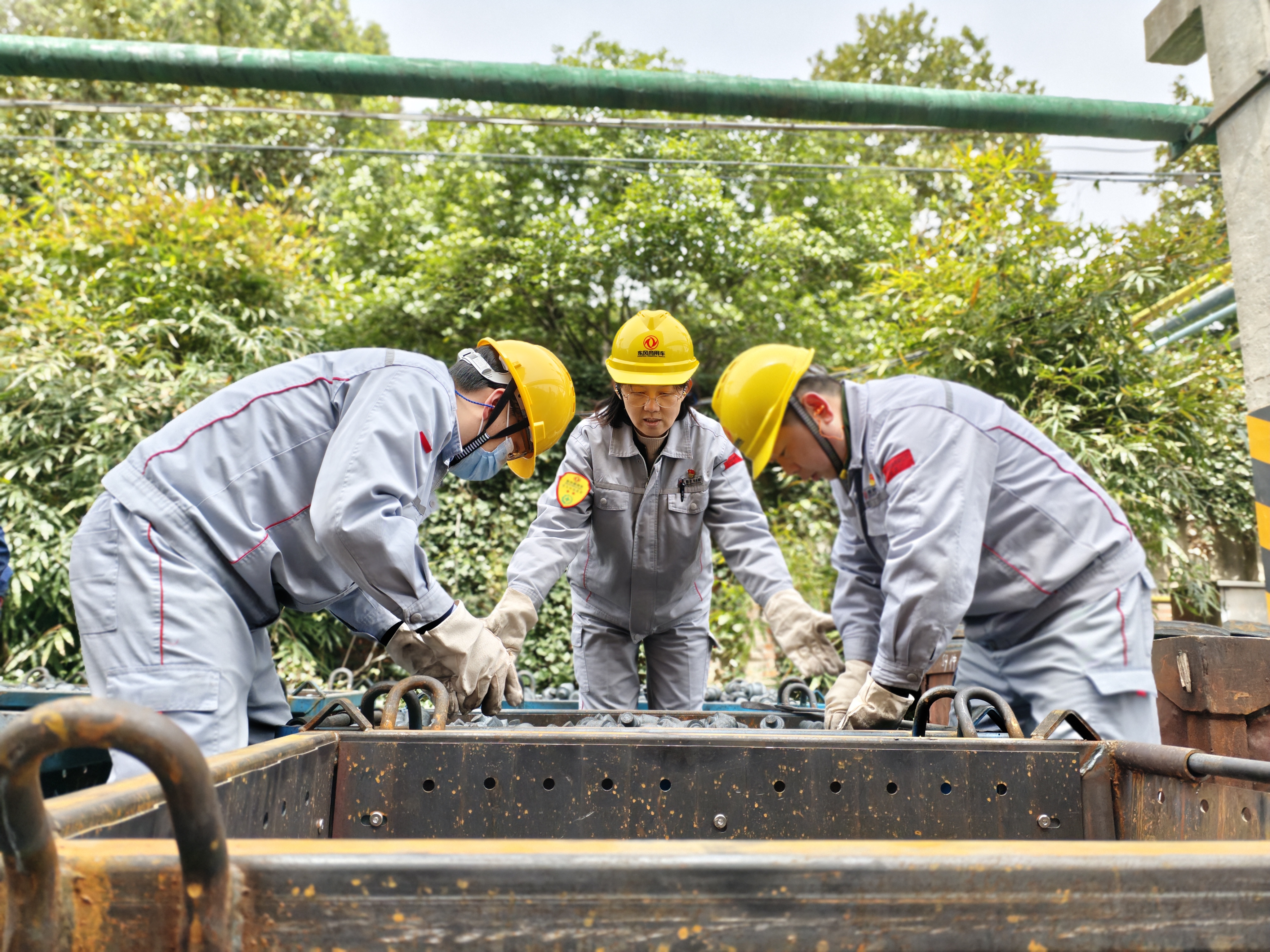 公司嚴書記對盤點數量核對(1).jpg 公司嚴書記對盤點數量核對(1).jpg
